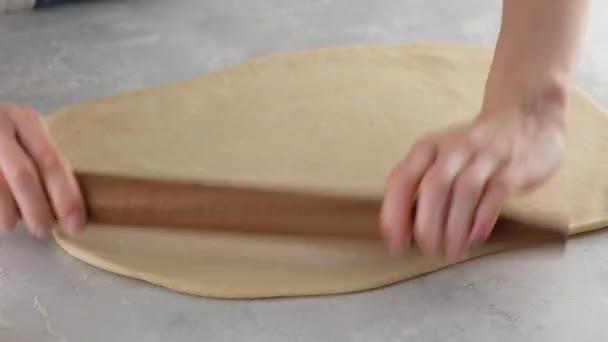 Hermosas manos femeninas en una cocina profesional desplegar la masa para hacer pan, pizza y bollos. Pan de levadura. Pan elaborado con leche, mantequilla, harina, huevos y levadura. — Vídeo de stock