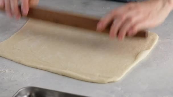 Belles mains féminines dans une cuisine professionnelle rouler la pâte pour faire du pain, pizza et petits pains. Du pain à la levure. Pain à base de lait, beurre, farine, œufs et levure. — Video