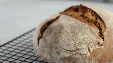 Kamera hareketini kapat. Güzel çavdar ekmeği tel rafta duruyor. Arpa armudu, un ve tuzdan yapılmış ekmek. Kurutulmuş meyveli Zemgale ekmeği.