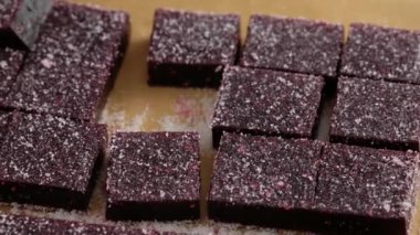 Kamera hareketi. Üst Manzara. Ev yapımı marmelat parşömen kağıdının üzerinde. Şekerli koyu kırmızı marmelat. Şekerli ev yapımı marmelat..