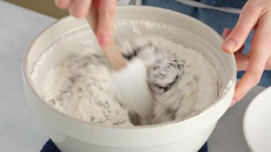 Kadın eli çikolatalı kurabiye yapmak için malzemeleri karıştırır. Çikolatalı kurabiye ve zencefilli ekmek yapıyorum. Kurabiye hamuru. yakın plan