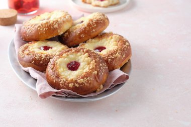 Peynirli ve reçelli Brioche çörekleri.