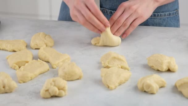 Belas mãos femininas em uma cozinha profissional preparar massa de farinha para fazer donuts. Preparação de massa crua. A fazer donuts caseiros. Close-up. Berlinenses. — Vídeo de Stock