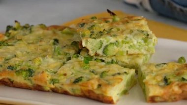 Yakın plan. Brokoli frittata üzerine mikroyeşillikler serpiştirilmiş. İtalyan kahvaltısı. Fırında omlet, sebze ve brokoli ile servis tabağında. Sağlıklı kahvaltı. Üst görünüm.