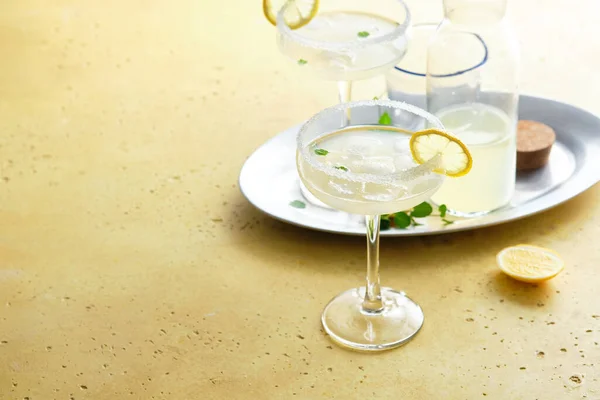 Klassische Limonade mit Minze und Zitronenscheiben auf gelbem Hintergrund — Stockfoto