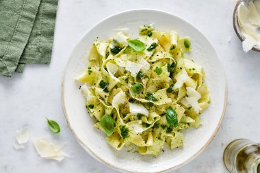 Ispanaklı Tagliatelle makarna ve yeşil bezelye pesto, seçici odak