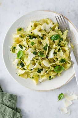 Ispanaklı Tagliatelle makarna ve yeşil bezelye pesto, seçici odak