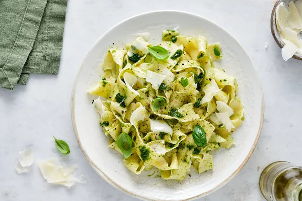 Ispanaklı Tagliatelle makarna ve yeşil bezelye pesto, seçici odak