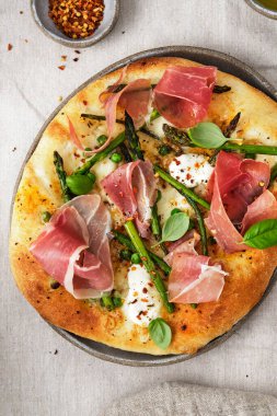 Kuşkonmaz, jambon ve mozzarella ile pizza. Lezzetli öğle veya akşam yemeği.