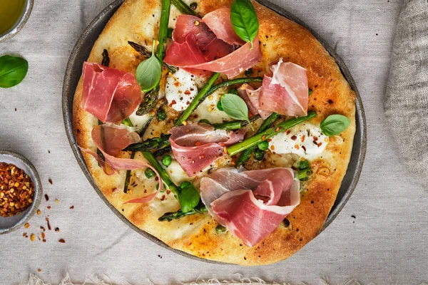 Pizza met asperges, ham en mozzarella. Heerlijke lunch of diner. — Stockfoto