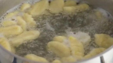 Sos kabında haşlanmış gnocchi..