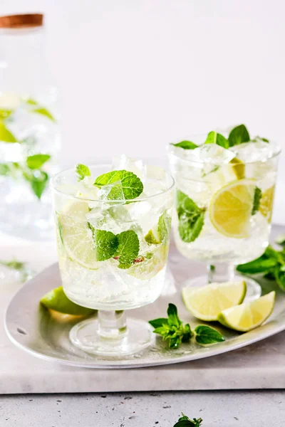 Kalter erfrischender Sommer-Limonadenmojito im Glas auf grauem Beton- oder Steingrund. Kopierraum. — Stockfoto