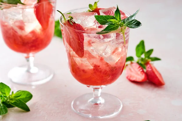 딸기 칵테일을 얼음 과 오레 가노와 함께 마십니다. — 스톡 사진