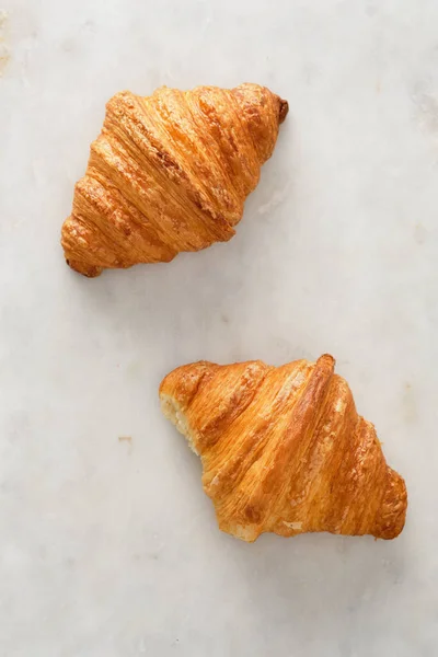 Croissants frais et savoureux. Petit déjeuner. Vue du dessus plat lay — Photo