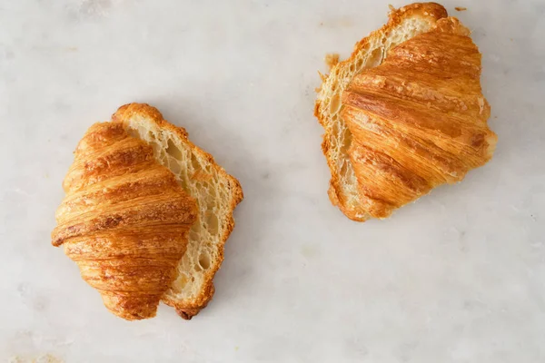 Fresh tasty croissants. Breakfast meal. Top view flat lay — Stock Photo, Image