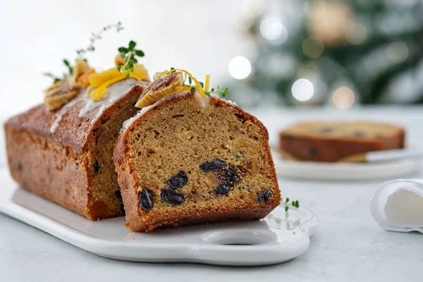 Hermosa deliciosa tarta casera de Navidad de frutas secas en la mesa gris con artículos de decoración para celebrar la temporada festiva. — Foto de Stock