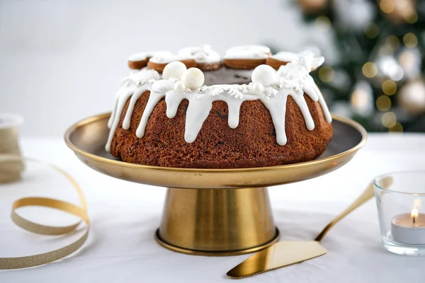 黄金のスタンドにドライフルーツとクリスマスカップケーキ — ストック写真