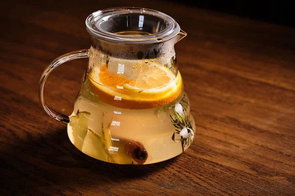 생강, 레몬, 찻주전자에 계피를 넣은 차. — 스톡 사진