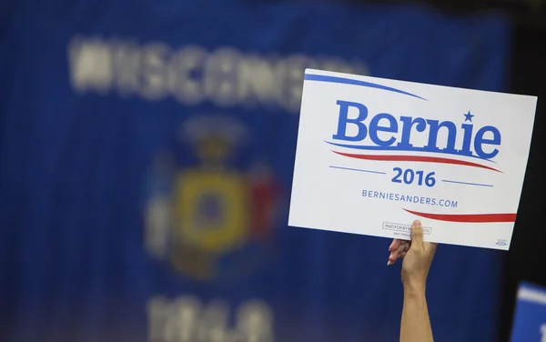 Donna che tiene Bernie Sanders segno politico — Foto Stock