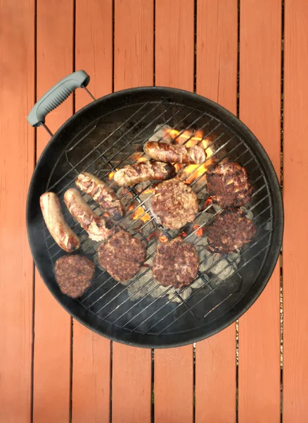 Grillezés élelmiszer a grill grill — Stock Fotó