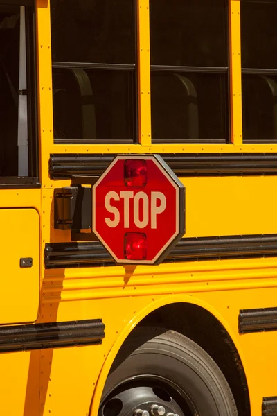 Signe d'arrêt d'autobus scolaire — Photo