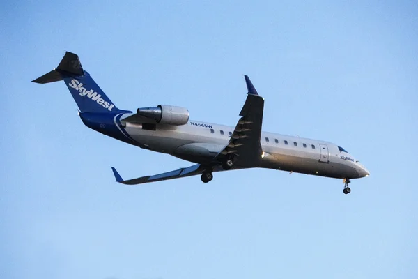 SkyWest flygbolag Bombardier Crj-200lr — Stockfoto