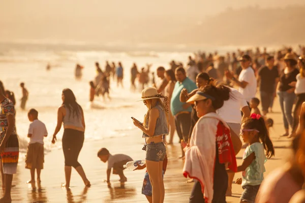 Playa de Santa Mónica llena de gente Imagen De Stock