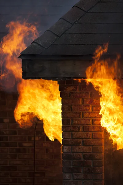Brinnande hus — Stockfoto