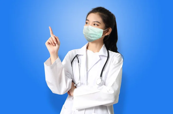 ホワイト ユニフォームの女性医師医療情報誌レポート ロイヤリティフリーのストック画像
