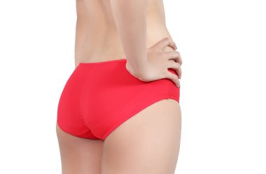 Stüdyoda kırmızı bikini ve beyaz arka planda kadın resmi