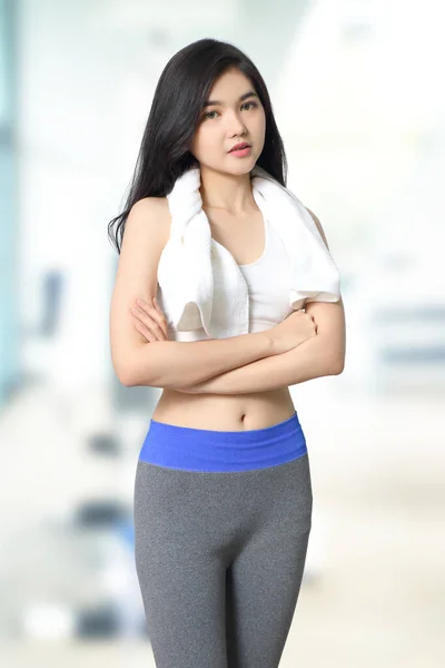 Mladá Asijská Žena Sportovním Oblečení Relaxovat Fitness Tělocvična Backgroun — Stock fotografie
