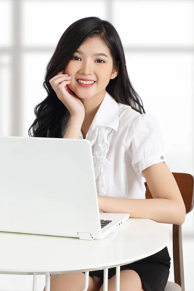 ビジネス女性の仕事の彼女のノート パソコンでハード ディスクのイメージ — ストック写真