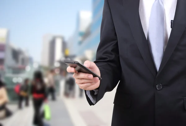 Mann berührt Handy — Stockfoto