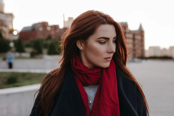 Mooie Vrouw Met Groene Ogen Brede Wenkbrauwen Kijken Camera Lachend — Stockfoto