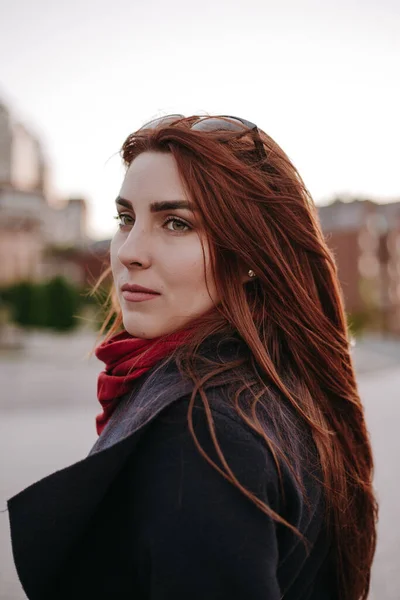 Mooie Vrouw Met Groene Ogen Brede Wenkbrauwen Kijken Camera Lachend — Stockfoto