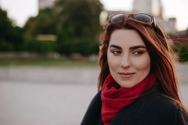 Mooie Vrouw Met Groene Ogen Brede Wenkbrauwen Kijken Camera Lachend — Stockfoto