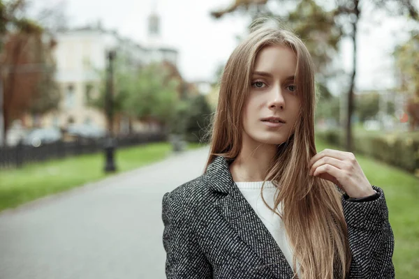 Hübsche Frau Mit Langen Blonden Haaren Die Die Kamera Schaut — Stockfoto