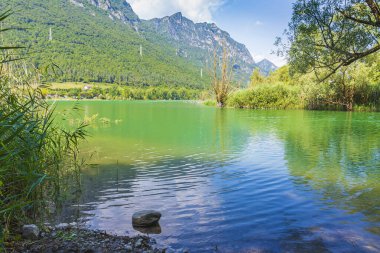 İdro Gölü İtalya. Macera, yürüyüş ve turizm için doğa manzarası. Mavi su ve gökyüzü, yaz zamanı..