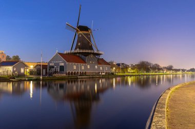 Tarih köyü Leidschendam, Hollanda 'da Rijn-schiekanaal' da gün batımında yer almaktadır.