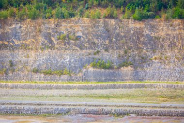 Tebeşir ve kireçtaşı ocağına yakın..