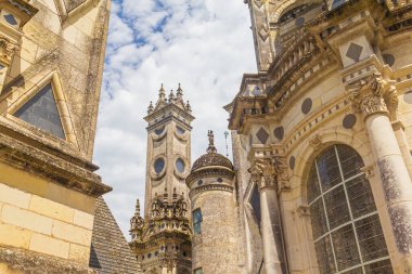 Chambord Şatosu 'nun muazzam etkileyici kulelerinin çatı manzarası