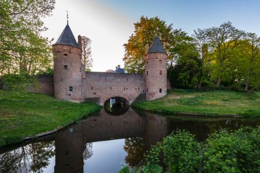 Amersfoort 'un en iyi su kapısı Monnikendam Amersfoort şehrinde. İki kule bir kemer kapısına bağlı..