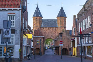 Amersfoort 'un en iyisi, Amersfoort' taki eski şehir kapısı Kamperbinnenpoort. İki kule bir kemer kapısına bağlı..