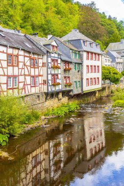 Monschau 'nun en iyi turistik köyü, Kuzey Eifel tepelerinde, Hohes Venn Eifel Doğa Parkı' nda, Rur Nehri 'nin dar vadisinde yer almaktadır.. 