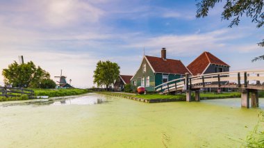 Geleneksel Hollanda evi, yel değirmeni, tarihi mimari ve Amsterdam 'daki Zaanse Schans nehrinde köprü. Çekici bir yer..