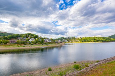 Rurberg ve Rursee yazın güzel bir gününde. Bisikletçiler, su sporları ve otostop faaliyetleri için turistik dönüm noktası.