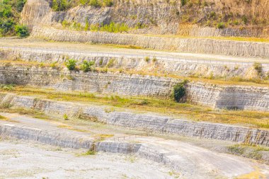 Tebeşir ve kireçtaşı ocağına yakın..