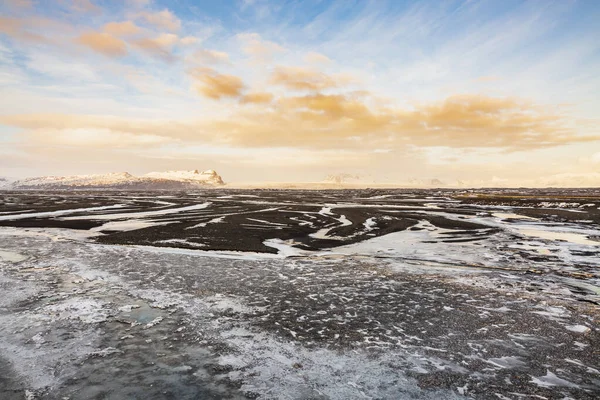 南アイスランドルート1雪に覆われた冬の日没と劇的な空と風景 — ストック写真
