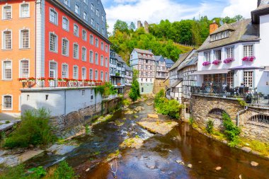 Monschau 'nun en iyi turistik köyü, Kuzey Eifel tepelerinde, Hohes Venn Eifel Doğa Parkı' nda, Rur Nehri 'nin dar vadisinde yer almaktadır.. 