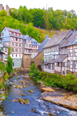 Monschau 'nun en iyi turistik köyü, Kuzey Eifel tepelerinde, Hohes Venn Eifel Doğa Parkı' nda, Rur Nehri 'nin dar vadisinde yer almaktadır.. 